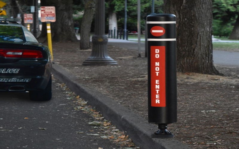 MESSAGING BOLLARDS WILL HELP MOTORISTS KNOW THE PARKING RULES AND TRAFFIC PATTERNS.  REDUCING HAZARDS AND INCREASING CUSTOMER SATISFACTION.